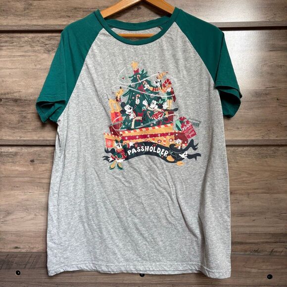Disney Very Merry Christmas Party Annual Passholder 2023 T-shirt Adult L Great P - Picture 1 of 6